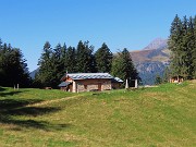 33 Rif. Alpe Cantedoldo (1500 m) con vista verso il Tre Signori